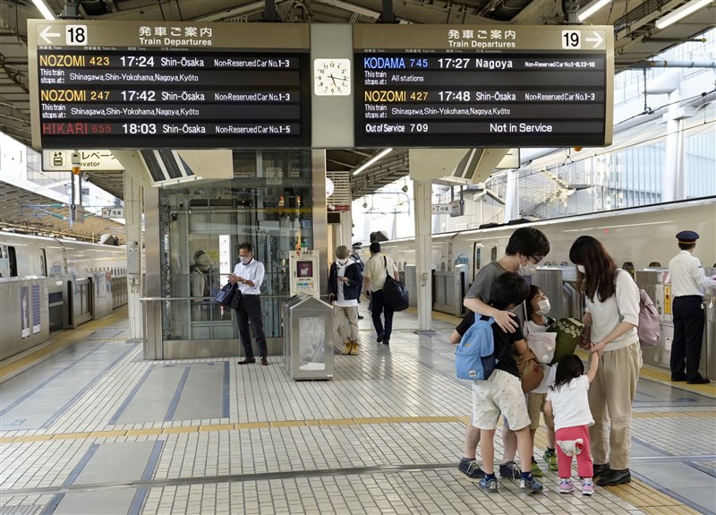 日本東京都15日單日新增385人確診染疫,疫情呈現往中高齡蔓延的趨勢。圖為15日東京車站新幹線月台受疫情影響旅客較以往少。(共同社)