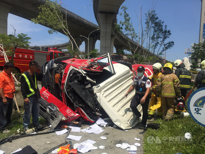 高雄市前鎮區新生路、漁港路口16日上午一輛混凝土車疑轉彎不慎，從高逾3層樓的高架橋摔落地面。（高雄市政府消防局提供）中央社記者侯文婷傳真　109年8月16日