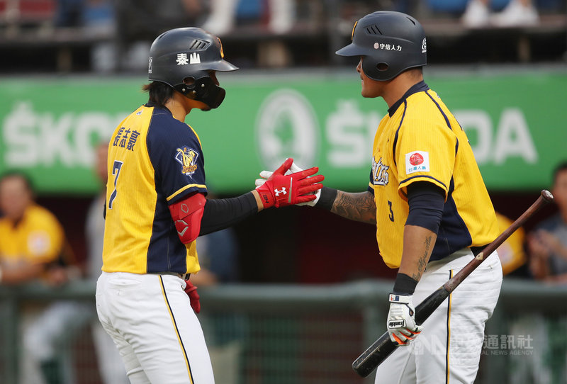 中職中信兄弟隊野手林智勝(右)4月底手指骨折動刀,目前約恢復9成,林智勝稱讚隊友張志豪(左)身體保養好,是火力穩定輸出關鍵。圖為張志豪16日比賽中擊出個人本季第20轟,與林智勝擊掌致意。中央社記者張新偉攝 109年8月16日