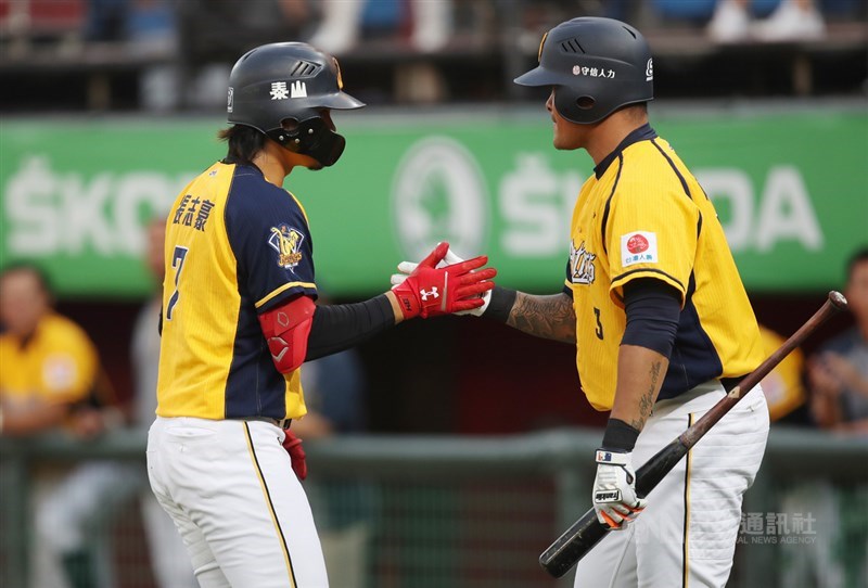 中職中信兄弟隊野手林智勝(右)4月底手指骨折動刀,目前約恢復9成,林智勝稱讚隊友張志豪(左)身體保養好,是火力穩定輸出關鍵。圖為張志豪16日比賽中擊出個人本季第20轟,與林智勝擊掌致意。中央社記者張新偉攝 109年8月16日
