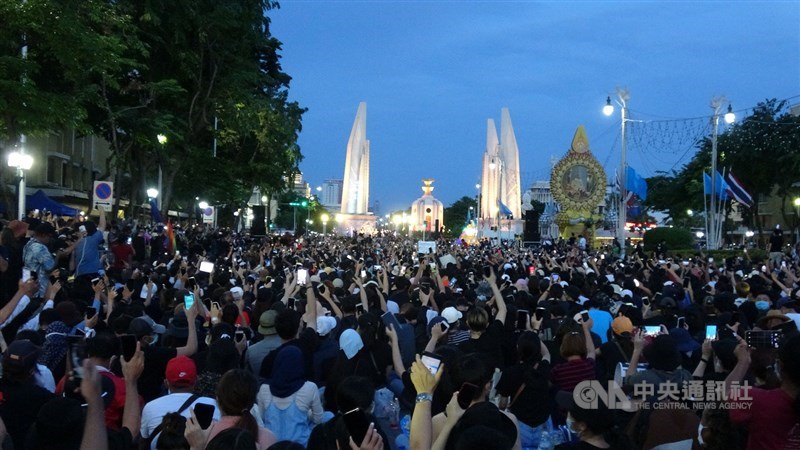 泰國上萬名抗議人士16日晚間聚集在民主紀念碑前,呼籲解散國會和修憲。這是泰國延續近一個月學潮以來人數最多的一次集會。中央社記者呂欣憓曼谷攝 109年8月16日