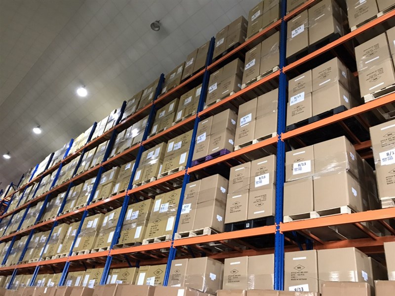 經濟部17日在臉書貼文指出,國家口罩庫存將近3億片,強調「大家要買都有得買」。經濟部也請民眾遵循指揮中心的指導,該戴口罩就戴口罩。(經濟部提供)中央社記者梁珮綺傳真 109年8月17日