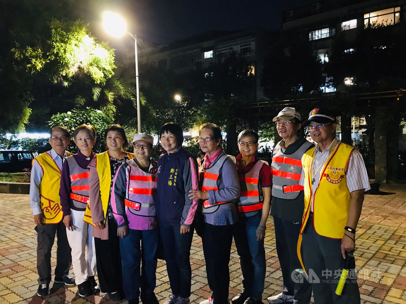 台北市松山區健康服務中心17日表示,目前松山區社區巡守員中,65歲以上長者占逾半數,松山區提供社區巡守員運動手環,讓巡守員邊巡守邊記錄健走狀況,兼顧健康。(台北市松山區健康服務中心提供)中央社記者李宛諭傳真 109年8月17日