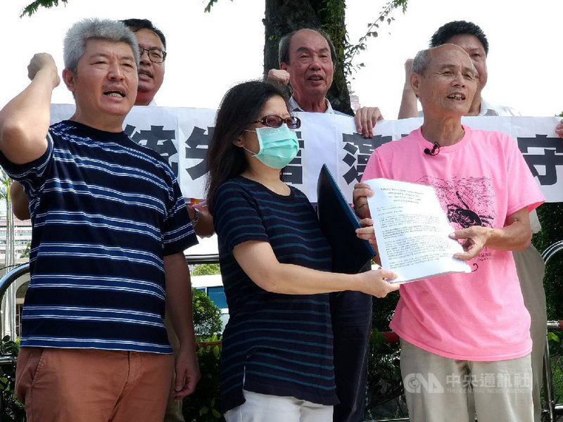 搶救大潭藻礁行動聯盟17日在台北舉行記者會,聯盟召集人潘忠政(前右)批評民進黨行政團隊蒙蔽,未忠實反應陳情意見給總統蔡英文;宣告9月5日將在總統府前,以千人送千杯方式提醒政府謙卑,預計9月17日針對所提公投案開聽證會。中央社記者張雄風攝 109年8月17日
