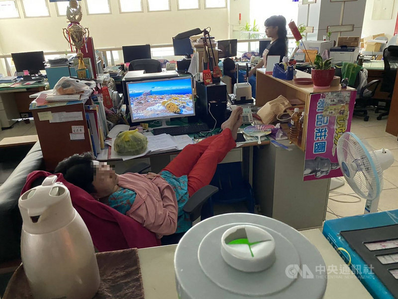 南投縣國姓鄉公所民政課一名女課員上班時間在辦公桌前練舞，午休時間還蹺腳在桌上睡覺（圖），不當舉止及不雅動作遭人拍下，女課員、錄影者都將交付考績會議處。（民眾提供）中央社記者蕭博陽南投傳真　109年8月17日