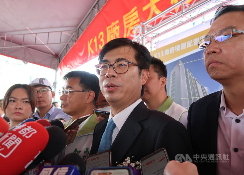 高雄市長當選人陳其邁（前右2）17日出席日月光公司K13廠動土典禮，持續被媒體追問小內閣人事。陳其邁除表明「會增加女性官員比例」，不針對媒體揣測名單答覆，並重申「會以在地、專業優先，做全盤考量」。中央社記者王淑芬攝 109年8月17日