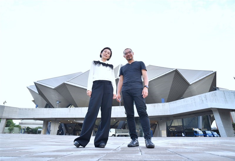 台北流行音樂中心8月初測試軟硬體,董事長黃韻玲(左)邀請她的學弟,同時也是衛武營藝術總監簡文彬(右)參加,兩人都是從音樂人接手行政法人。中央社記者王飛華攝 109年8月17日