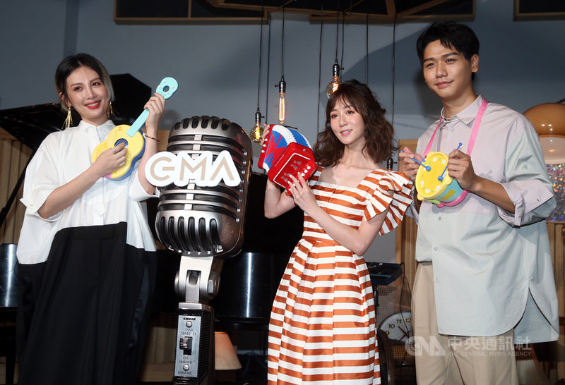 第31屆金曲獎17日公布神祕單曲，同時由紅毯主持人廣播人瑪麗（中）、歌手蔡旻佑（右）揭曉本屆典禮主持人魏如萱（左）。中央社記者鄭傑文攝　109年8月17日