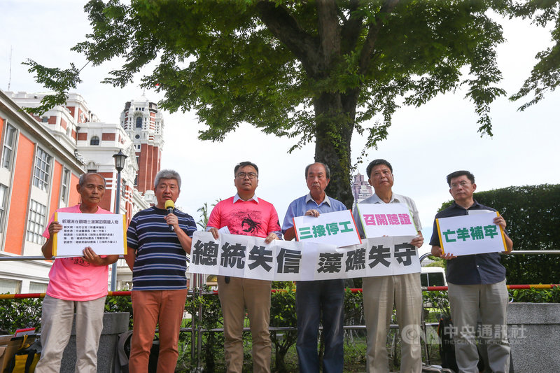 搶救大潭藻礁行動聯盟17日上午在總統府旁舉行「總統失信 藻礁失守 暗黑勢力現形」記者會,召集人潘忠政(左)等人宣告將於9月5日舉辦「送千杯要總統謙卑」活動,希望能號召千人上街頭,在總統府前提醒政府對藻礁、人民謙卑。中央社記者謝佳璋攝 109年8月17日