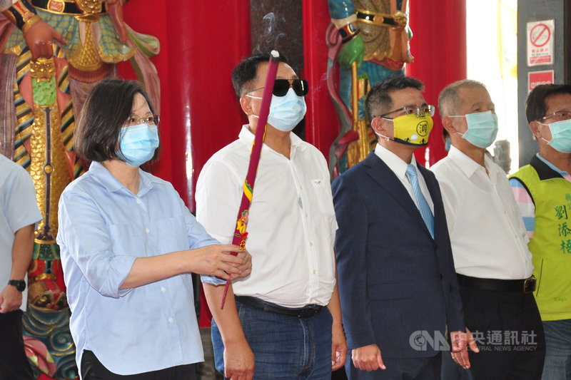 總統蔡英文(左)17日前往宜蘭羅東爐源寺參拜,祈求國泰民安。中央社記者沈如峰宜蘭攝 109年8月17日