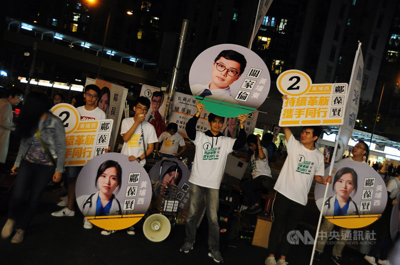 香港傳統民主派和抗爭派對於是否該參與延任立法會的歧見,也顯示出泛民陣營內的世代和路線差異。圖為2019年11月年輕的泛民區議會候選人在街頭拉票。中央社記者沈朋達香港攝 109年8月17日