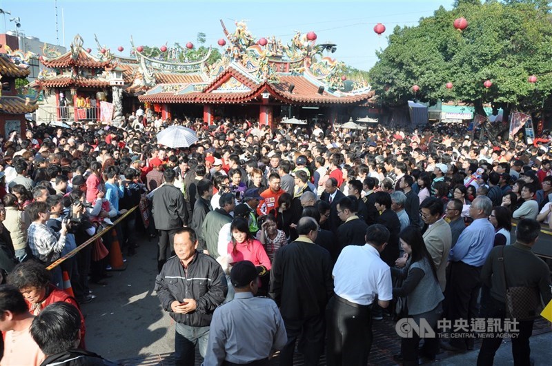 史上最高威力彩頭獎新台幣31.24億元共2注中獎,其中一注獎落南投,為得主前往紫南宮參拜後購得。圖為過去紫南宮新春期間湧入大量人潮。(中央社檔案照片)