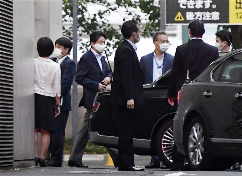 日本首相安倍晉三(左3)17日上午赴東京慶應大學附設醫院引發關注,他在傍晚離開醫院返家。院方人士指出,安倍只是接受健康檢查的追加檢查。(共同社)