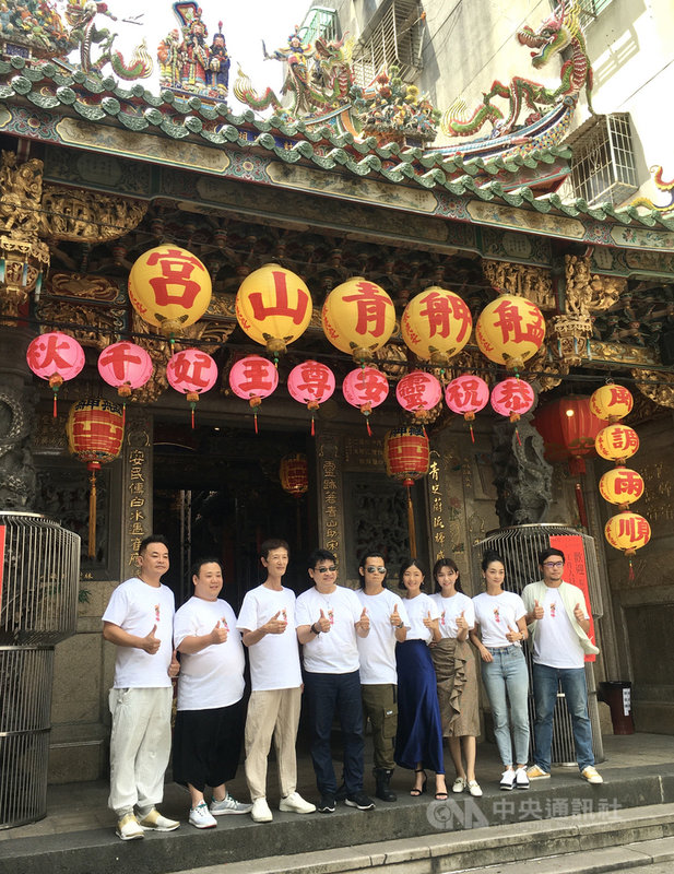 國片「馗降:粽邪2」監製鄒介中(左1)、導演廖士涵(右1)17日率主演群陳博正(左3)、楊慶煌(左4)等人到艋舺青山宮參拜,為疫情與國片票房祈福。中央社記者葉冠吟攝 109年8月17日