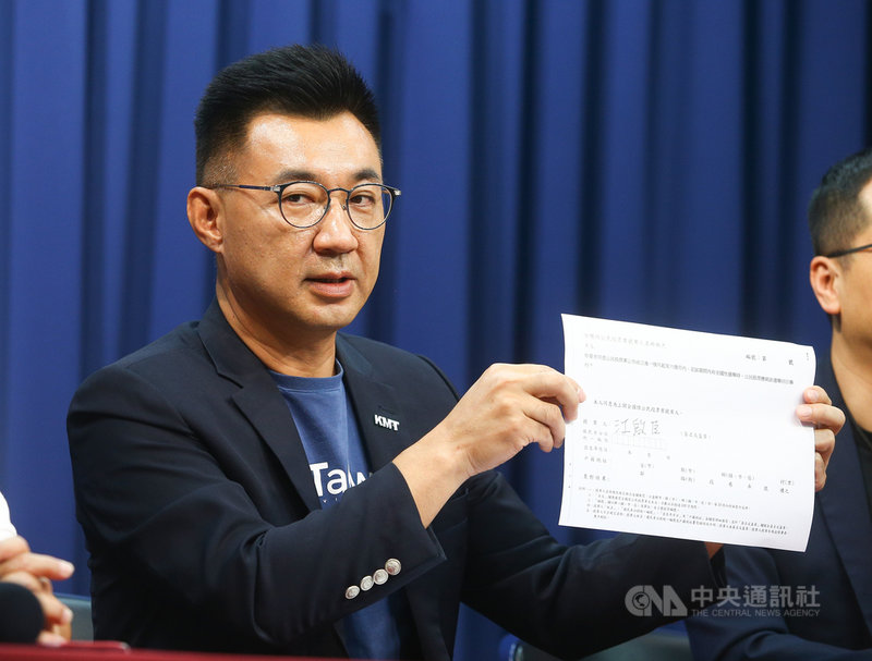 國民黨主席江啟臣18日出席「還我公投行動」記者會，力拚恢復公投綁大選，還權於民、讓人民作主，將公投的權力真正回到人民手中。中央社記者謝佳璋攝　109年8月18日