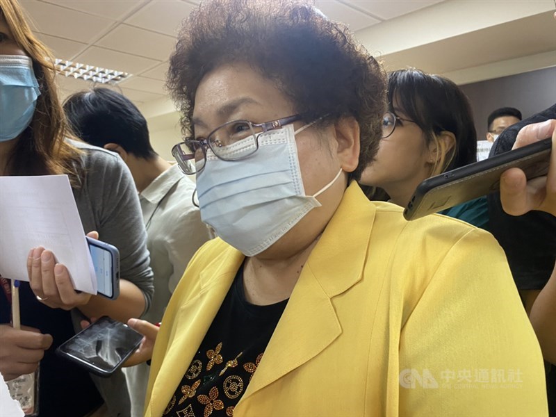 勞動部18日召開基本工資審議委員會,資方委員余玉枝會前受訪表示,希望可等疫情穩定之後再來決定基本工資,待年底再來討論。中央社記者吳欣紜攝 109年8月18日