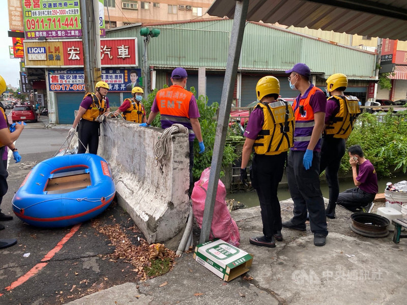 桃園大圳第二支線內16日被民眾發現有一具無名屍,員警封鎖現場,並通報鑑識組到場採證,經檢察官相驗初判死者可能為女性,由於屍身嚴重腐化,18日將採驗DNA查證身分,釐清案情。(翻攝照片)中央社記者葉臻傳真 109年8月18日