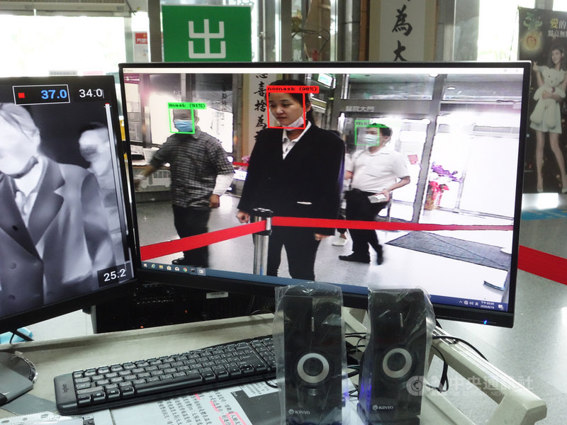 大林慈濟醫院採用中正大學發展的口罩辨識系統，只要入院民眾沒有戴口罩或戴的方式不正確，就會在螢幕上以紅框標示出來，減少人工辨識負擔並降低院內受感染風險。（大林慈濟醫院提供）中央社記者蔡智明傳真  109年8月18日
