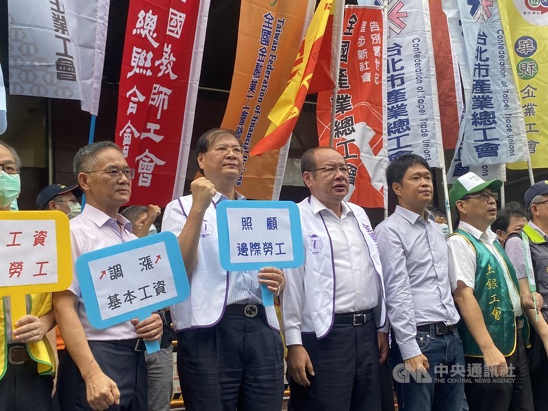 勞動部18日召開基本工資審議委員會,勞方團體及各工會代表會前召開記者會,齊喊「調漲基本工資、共享經濟成果、低薪是國恥」等口號。中央社記者吳欣紜攝 109年8月18日
