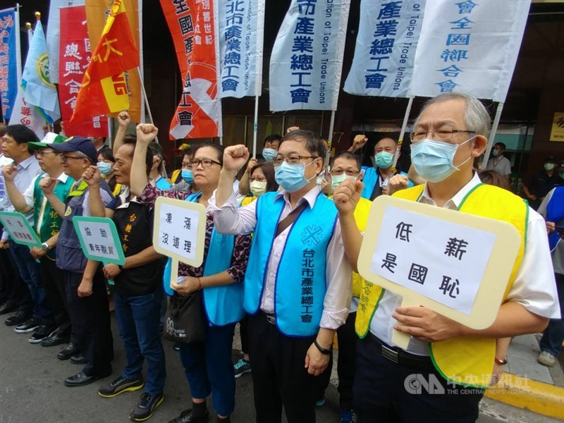 勞動部18日將召開基本工資審議會,全國產業總工會成員18日上午在勞動部前舉行「2021年基本工資調漲」記者會,呼籲政府照顧勞工,調升基本工資。中央社記者施宗暉攝 109年8月18日