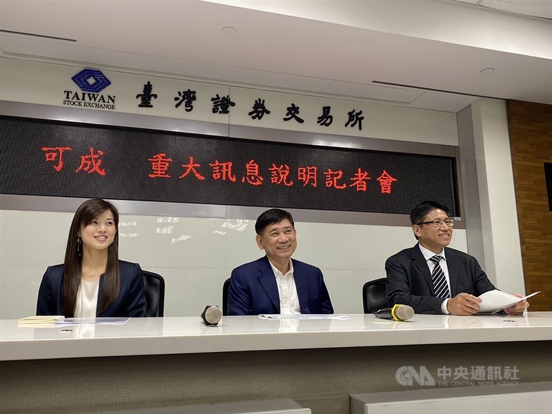 金屬機殼廠可成18日宣布出售泰州廠予陸商藍思科技,左起為可成代理發言人方文妍、可成董事長洪水樹、可成投資長暨發言人巫俊毅。中央社記者吳家豪攝 109年8月18日