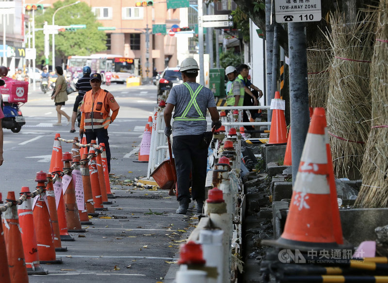 基本工資審議委員會18日決議自民國110年起基本工資月薪調至新台幣2萬4000元、時薪160元。學者認為,在疫情影響下應算已有照顧到勞工。圖為勞工工作情形。中央社記者張皓安攝 109年8月18日