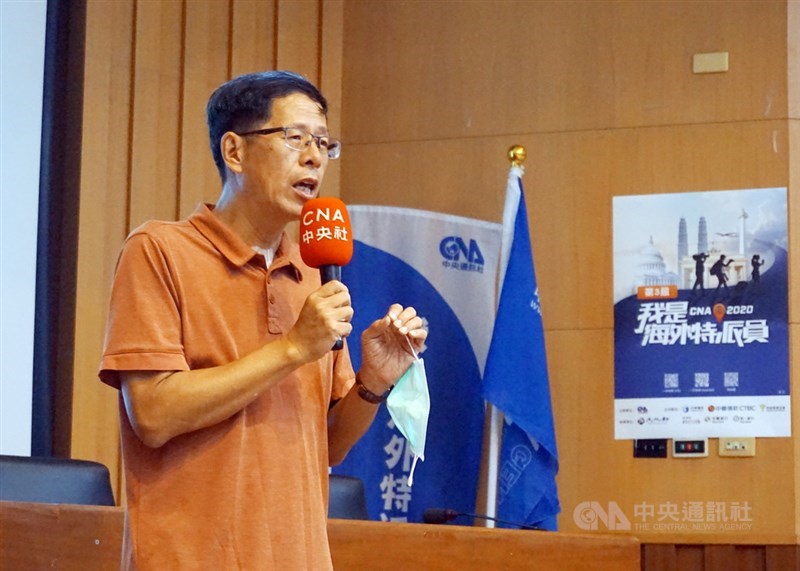 第3屆中央社「我是海外特派員」首場活動18日在台中登場,吸引近80人參加,除有海內外優秀教師上課外,還有線上記者分享實務,中央社董事長劉克襄(圖)出席始業式致詞。中央社記者趙麗妍攝 109年8月18日