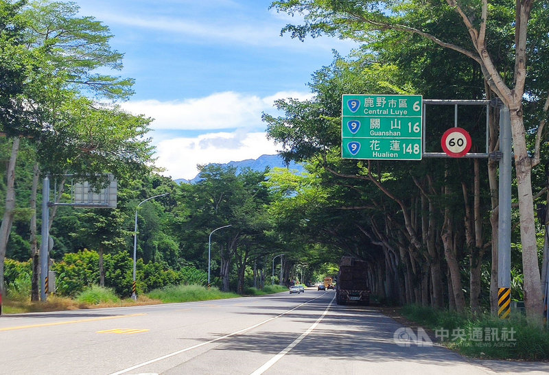 「花東快速道路」這幾年不僅是花東政治人物高喊的政見,也引起民間廣泛討論,有人認為有需求;有人認為不需要,應該加速目前的台9線拓寬案。公路總局長許鉦漳18日表示,已重啟快速道路可行性評估。圖為台9線鹿野段。中央社記者盧太城台東攝 109年8月18日