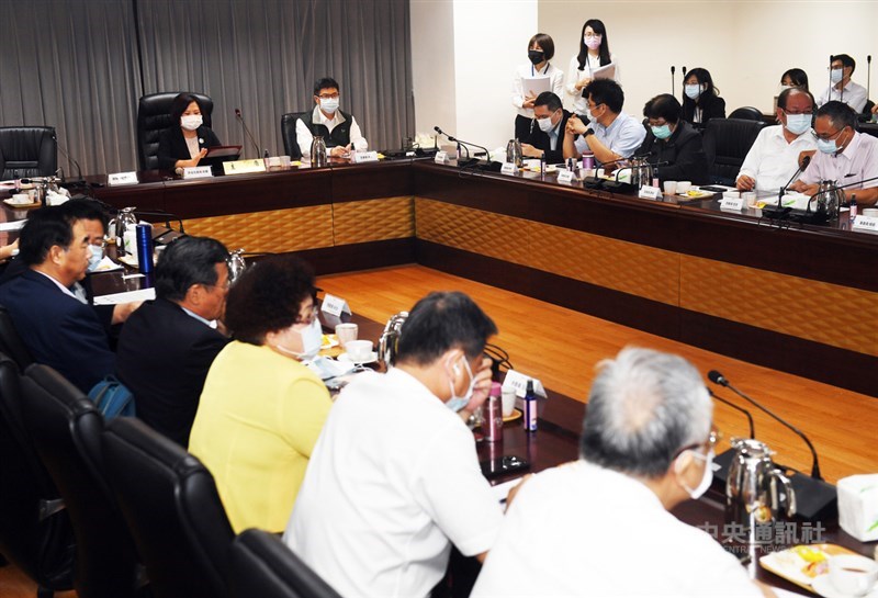 勞動部長許銘春(後左)18日在勞動部主持基本工資審議委員會,邀請勞方資方代表、學者專家會商尋求共識。中央社記者施宗暉攝 109年8月18日
