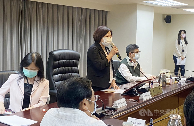 勞動部18日召開基本工資審議委員會,會議主席、勞動部長許銘春(後左2)會前致詞首先感謝審議委員撥冗參加會議,並強調基本工資制定的目的,是為了照顧弱勢勞工基本生活,希望勞資政學透過對話凝聚共識。中央社記者吳欣紜攝 109年8月18日