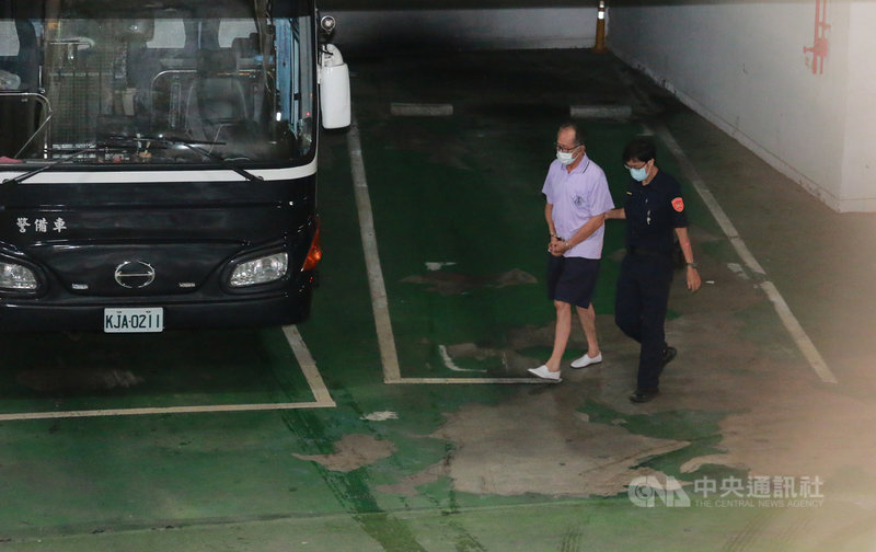 台北地檢署偵辦立委涉收賄案,18日首度提訊在押的立委陳超明(左)釐清案情。中央社記者蕭博文攝 109年8月18日