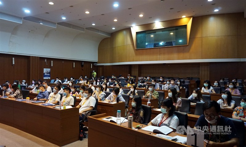 第3屆中央社「我是海外特派員」兩天一夜免費培訓營活動,首場18日在台中登場,吸引近80人參加,北中南學子齊聚一堂上課。中央社記者趙麗妍攝 109年8月18日