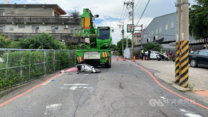 台中黃姓孕婦18日上午載著2歲女兒外出買早餐，在東洲路與一輛吊車發生碰撞，女童遭捲入車底當場死亡，懷孕近8個月孕婦受傷送醫。（民眾提供）中央社記者趙麗妍傳真　109年8月18日