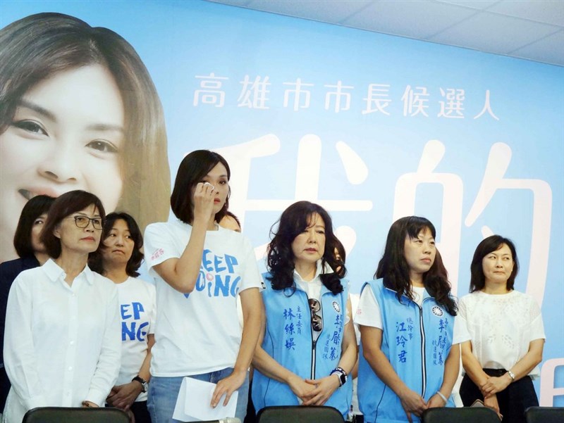 代表國民黨投入高雄市長補選的李眉蓁(前左2)爆出碩士論文抄襲風波,她7月23日舉行記者會發表道歉聲明,哽咽落淚。(中央社檔案照片)