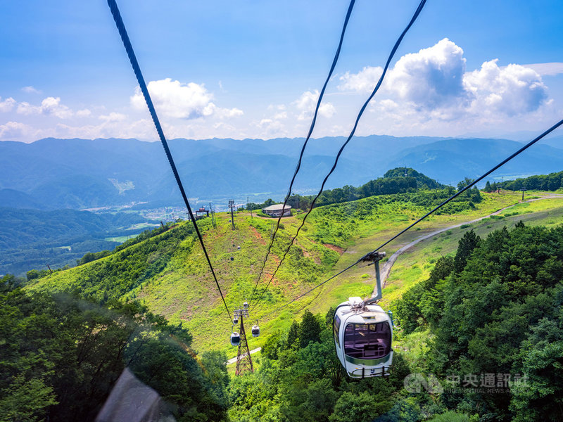 新北市觀旅局19日表示,近期將啟動八里纜車案規劃評估,在不破壞原有自然生態環境原則下,歡迎並鼓勵民間業者參與興建八里纜車。圖為有類似景觀構想的日本白馬岳纜車運行情形。(新北市觀旅局提供)中央社記者黃旭昇新北市傳真 109年8月19日