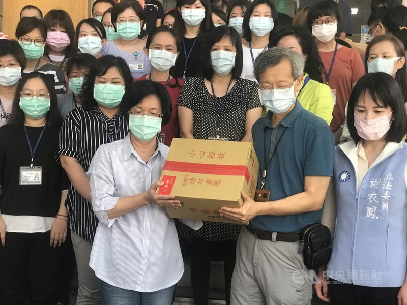 彰化縣衛生局採檢無症狀居家檢疫者引發爭議,彰化縣長王惠美(前排右3)19日上午特別前往彰化縣衛生局,為局長葉彥伯(前排右2)以及基層員工加油打氣。中央社記者吳哲豪彰化攝 109年8月19日