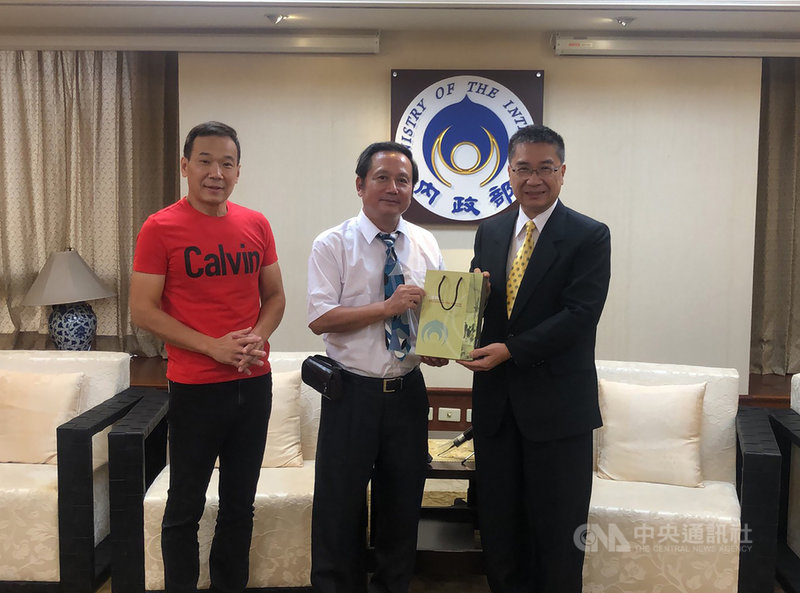 無黨籍台北市議員鍾小平(左)證實,台裔球星林書豪已取得中華民國護照。鍾小平19日並與林書豪父親林繼明(中)到內政部表達感謝,部長徐國勇(右)出面接待。(鍾小平辦公室提供)中央社記者劉建邦傳真 109年8月19日