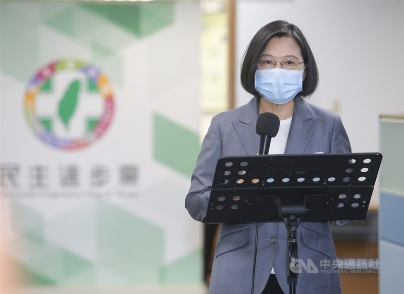 外交部小編日前在臉書粉絲團貼文指出，駐索馬利蘭代表處牌子寫台灣「沒有多餘贅字」，遭質疑贅字為「中華民國」。總統蔡英文（圖）19日下午出席民進黨中常會前受訪表示，中華民國絕對不會是贅字。中央社記者謝佳璋攝 109年8月19日