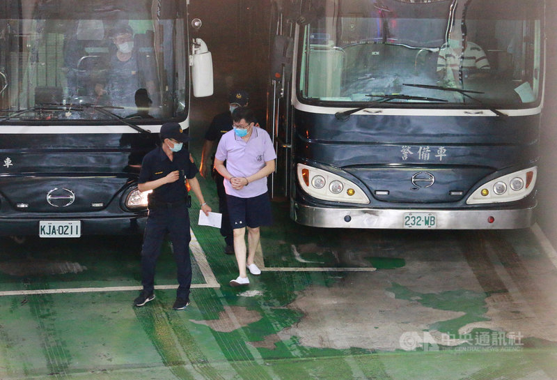 台北地檢署偵辦立委涉嫌收賄案,19日提訊中國國民黨籍立法委員廖國棟的辦公室主任丁復華(前右)。中央社記者蕭博文攝 109年8月19日