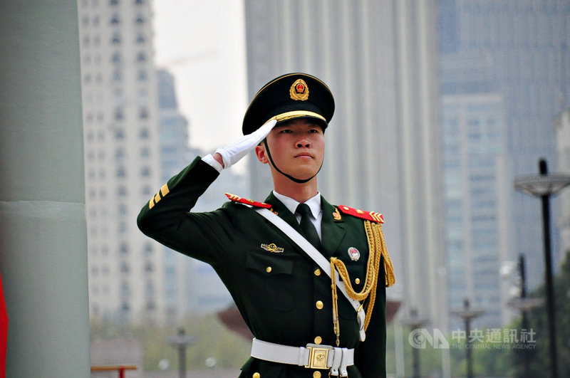 中國公安高官接連落馬,分析認為,中共總書記習近平在內外交迫下,試圖強化控制公安系統。圖為4月在上海人民廣場升旗的武警。中央社記者沈朋達上海攝 109年8月19日