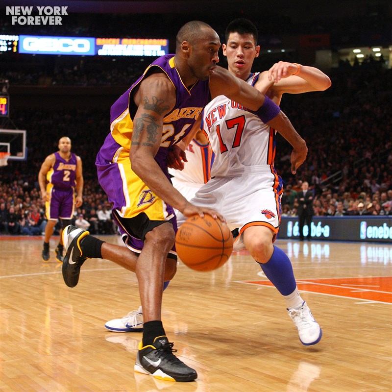 林書豪(右)2012年效力尼克隊期間出戰湖人隊,在已逝傳奇球星Kobe Bryant面前飆出生涯最高單場38分。(圖取自twitter.com/nyknicks)