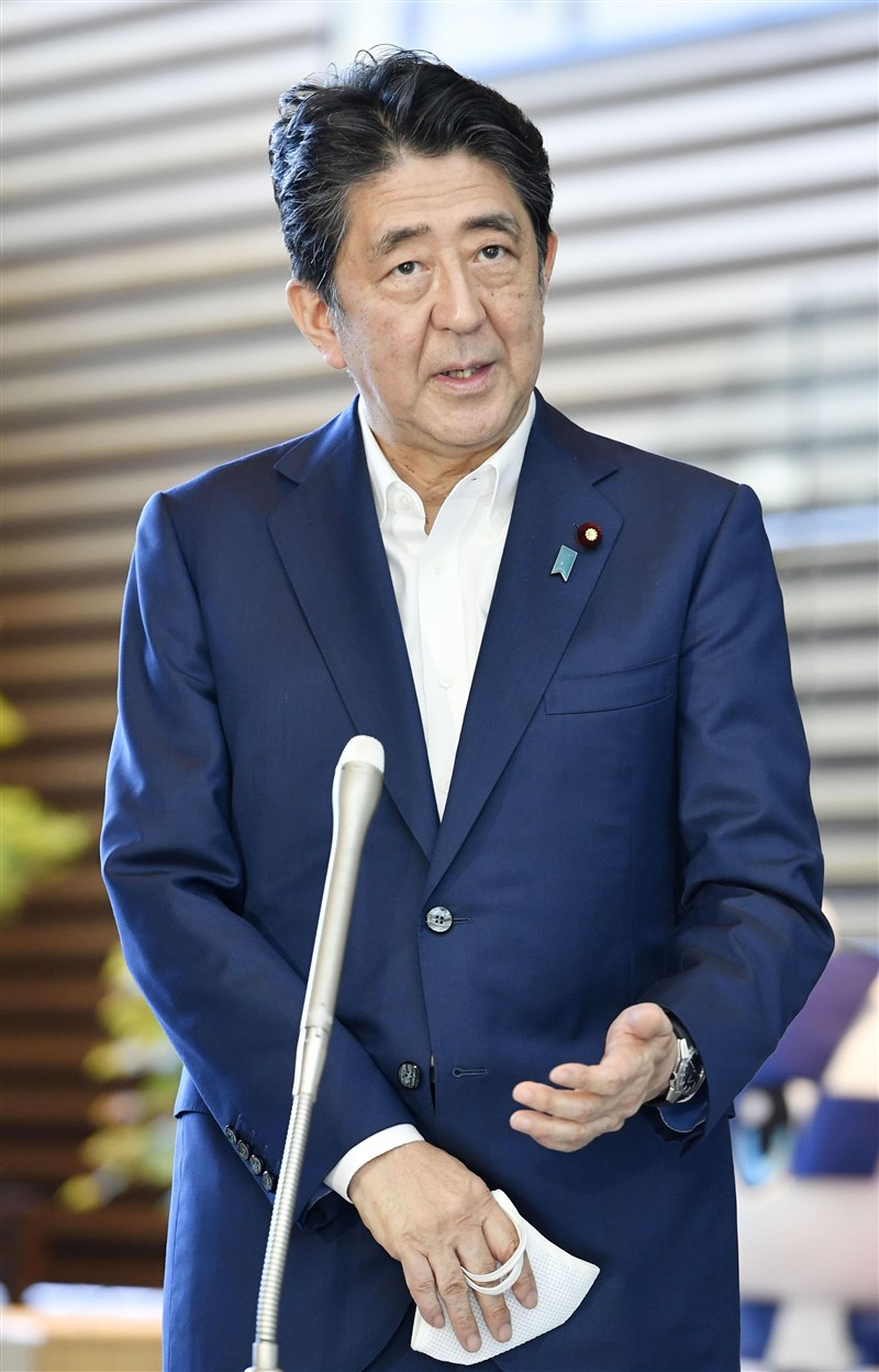 日本首相安倍晉三17日赴醫院檢查,引發外界關注健康狀況,19日回到工作崗位,聽取防疫相關報告與討論對策。(共同社)