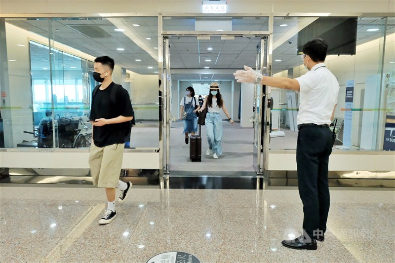 教育部宣布,19日起開放高級中等以下學校各國家、地區境外生返台就學。圖為桃園機場旅客入境。(中央社檔案照片)