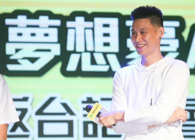 前NBA美國職籃球星林書豪日前已取得中華民國護照,不過依照目前國際籃球總會規定,若林書豪未來若有意披上中華隊戰袍出征國際賽,仍只能視為歸化球員。(中央社檔案照片)