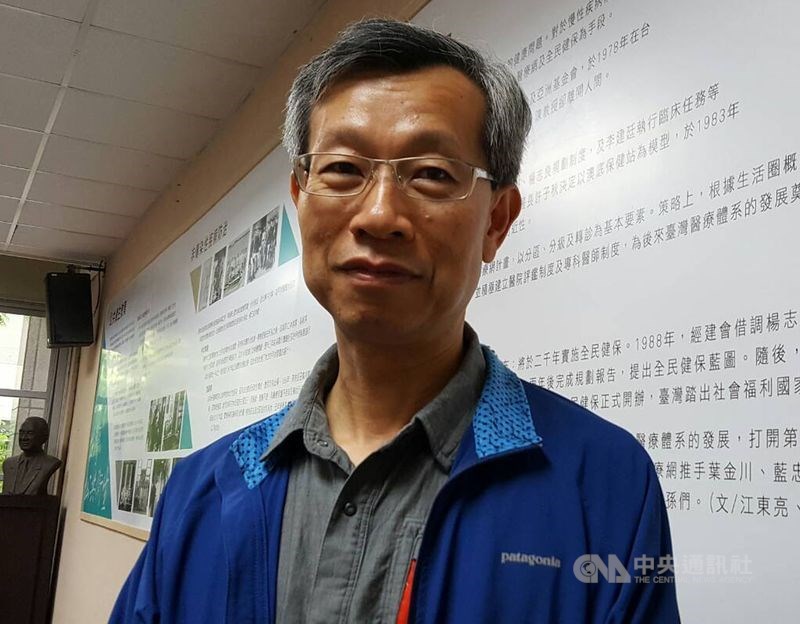 彰化縣衛生局篩檢居家檢疫無症狀者引發爭議,衛生局長葉彥伯指出,他們派員依照標準流程安排民眾到醫院就醫篩檢,費用衛生局不經手,由醫院申報。(中央社檔案照片)