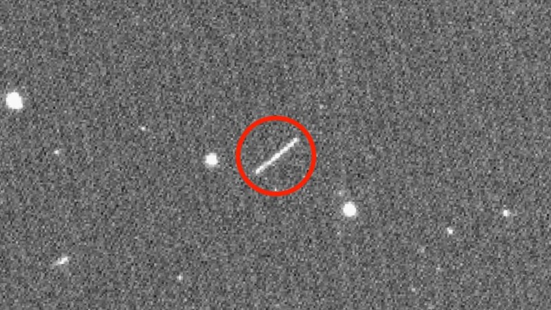 這顆名為2020 QG的小行星約3至6公尺長,是在格林威治時間16日4時8分,以每秒12.3公里速度飛越印度洋南部上空,和地球距離僅約2950公里。(圖取自facebook.com/NASAJPL)
