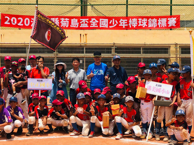 2020「菊島盃」全國少棒錦標賽,澎湖地主隊講美國小少棒隊,一路過關斬將,8戰全勝,在20日成功留下冠軍獎杯。中央社 109年8月20日