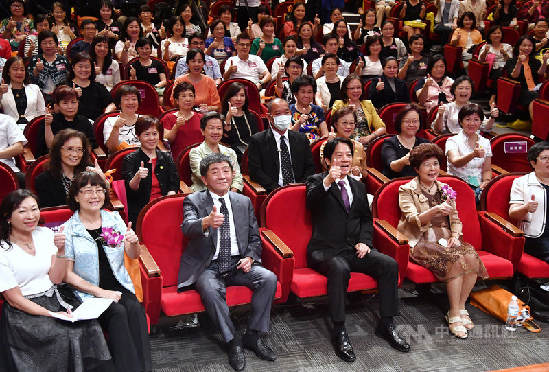 副總統賴清德(前左4)與衛福部長陳時中(前左3)20日在台北出席「護理人員COVID-19防疫感恩大會」,兩人與護理人員比讚合影。中央社記者王飛華攝 109年8月20日