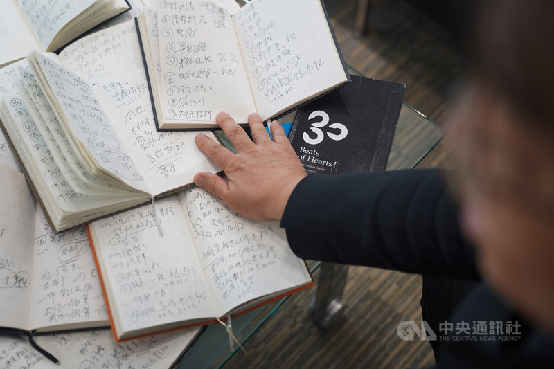 數十本筆記本上寫著密密麻麻的註記,是行政院文化獎得主朱宗慶平日的工作習慣,也是這些無數的細節,織就出朱宗慶打擊樂團所創造的擊樂典範。中央社記者徐肇昌攝 109年8月20日