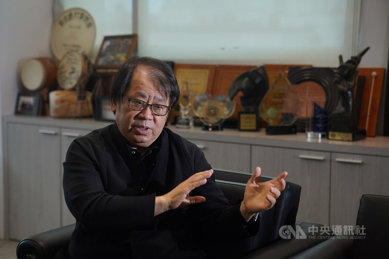 擊樂名家朱宗慶(圖)獲得行政院文化獎,他接受中央社專訪時表示,他深信,玩打擊樂能為社會帶來許多意義,帶動社會無限可能的想像,「獲得行政院文化獎,讓我更加堅定這個信念。」中央社記者徐肇昌攝 109年8月20日